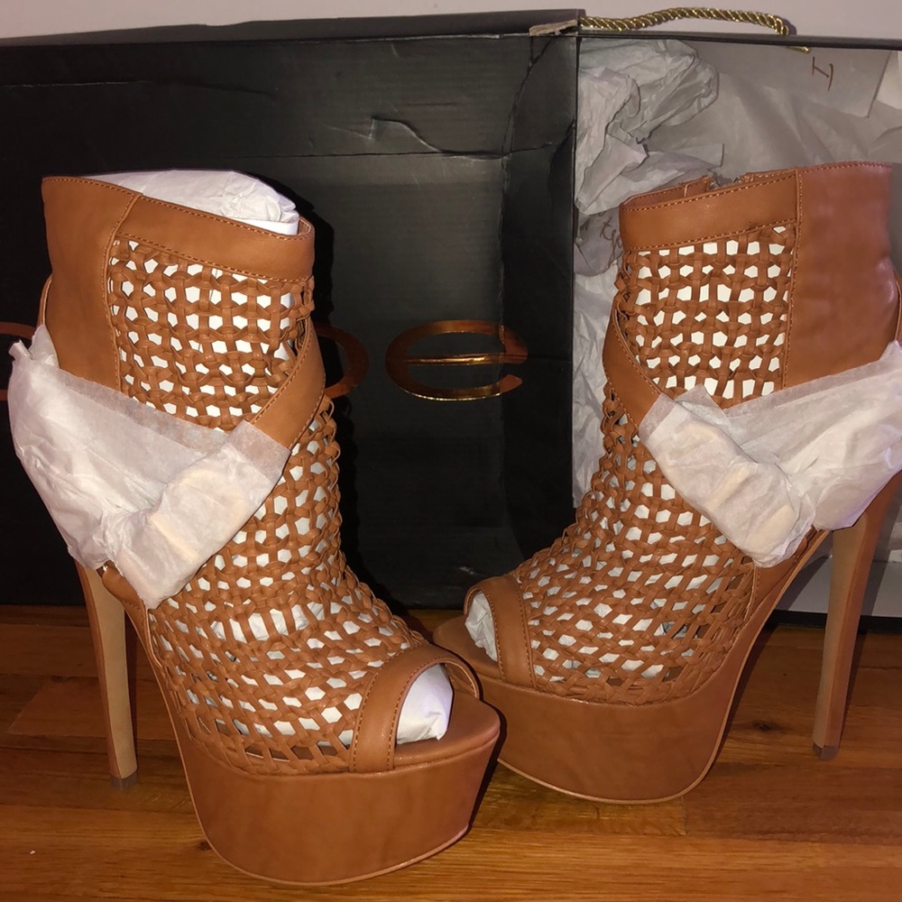 Bebe NWOT melodie cognac pumps